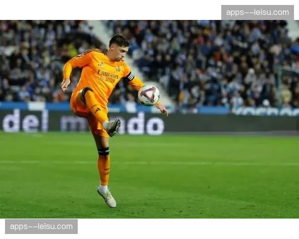 巴尔韦德红牌战术影响：皇马十人应战时阿隆索的防守重组与反击取舍